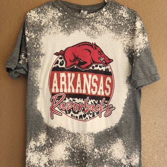 Arkansas Razorbacks Bleached T-Shirt Gildan Size Medium - Picture 1 of 3